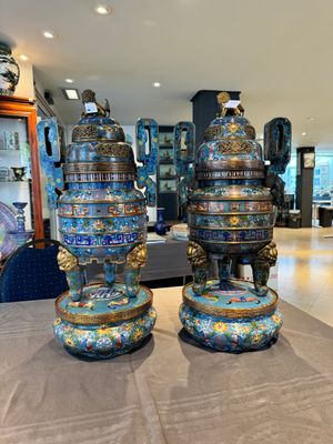 A pair of Chinese cloisonné censers with covers and stands, 19/20th C. — photo 3
