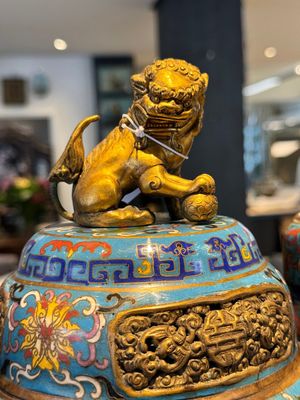 A pair of Chinese cloisonné censers with covers and stands, 19/20th C. — photo 5