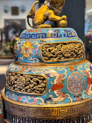 A pair of Chinese cloisonné censers with covers and stands, 19/20th C. — photo 6