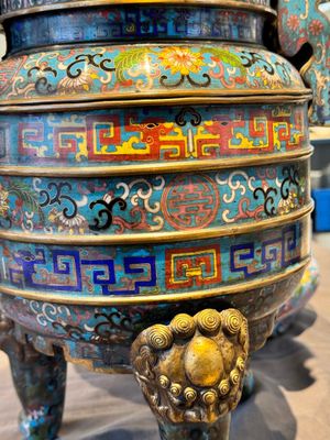 A pair of Chinese cloisonné censers with covers and stands, 19/20th C. — photo 7