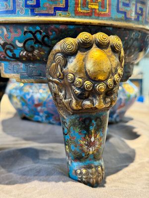 A pair of Chinese cloisonné censers with covers and stands, 19/20th C. — photo 8