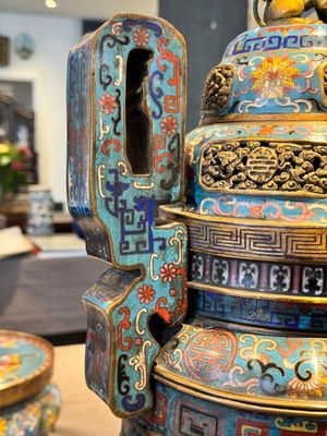 A pair of Chinese cloisonné censers with covers and stands, 19/20th C. — photo 9