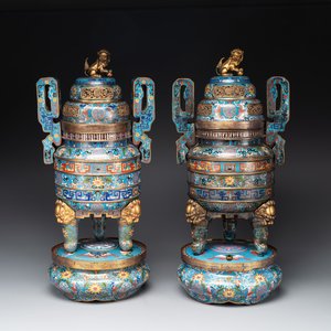 A pair of Chinese cloisonné censers with covers and stands, 19/20th C. — photo 1