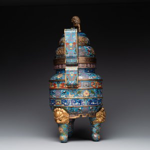 A pair of Chinese cloisonné censers with covers and stands, 19/20th C. — photo 11