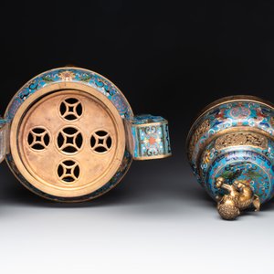 A pair of Chinese cloisonné censers with covers and stands, 19/20th C. — photo 12