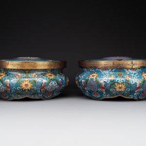 A pair of Chinese cloisonné censers with covers and stands, 19/20th C. — photo 14