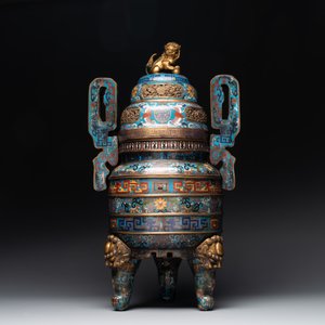 A pair of Chinese cloisonné censers with covers and stands, 19/20th C. — photo 2