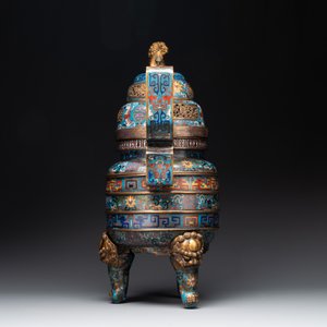 A pair of Chinese cloisonné censers with covers and stands, 19/20th C. — photo 3