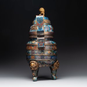 A pair of Chinese cloisonné censers with covers and stands, 19/20th C. — photo 5