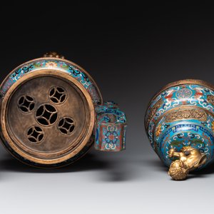 A pair of Chinese cloisonné censers with covers and stands, 19/20th C. — photo 6