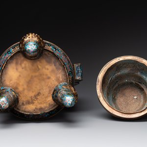 A pair of Chinese cloisonné censers with covers and stands, 19/20th C. — photo 7