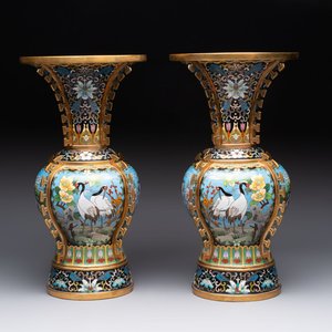 A pair of Chinese cloisonné 'cranes' vases, Republic — 照片 1