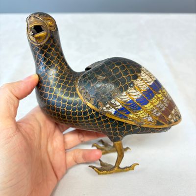 A pair of Chinese cloisonné enamel quail-form incense burners and covers — foto 18