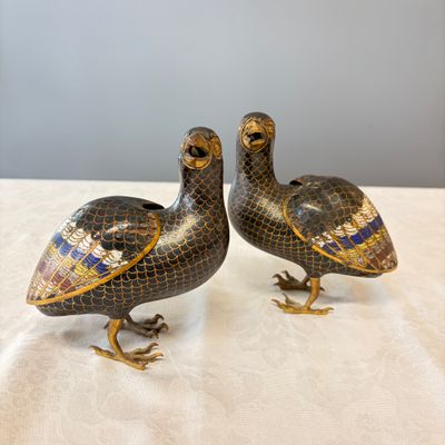 A pair of Chinese cloisonné enamel quail-form incense burners and covers — foto 1