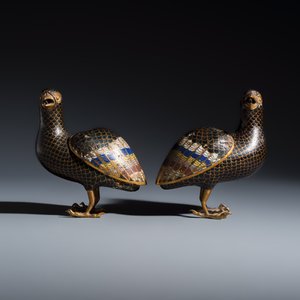 A pair of Chinese cloisonné enamel quail-form incense burners and covers — foto 5
