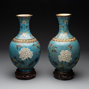 A pair of Chinese cloisonné 'flowers and insects' vases on wooden stands, 18/19th C. — photo 1