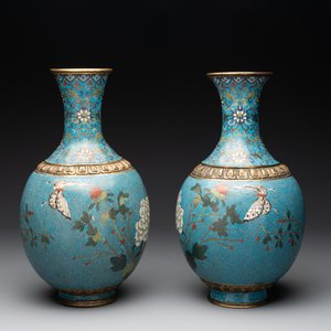 A pair of Chinese cloisonné 'flowers and insects' vases on wooden stands, 18/19th C. — photo 2