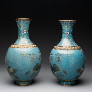 A pair of Chinese cloisonné 'flowers and insects' vases on wooden stands, 18/19th C. — photo 4