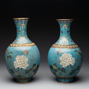 A pair of Chinese cloisonné 'flowers and insects' vases on wooden stands, 18/19th C. — photo 5