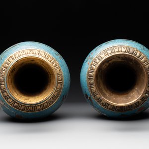A pair of Chinese cloisonné 'flowers and insects' vases on wooden stands, 18/19th C. — photo 6
