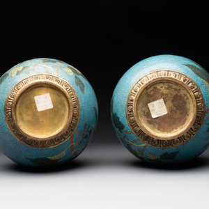 A pair of Chinese cloisonné 'flowers and insects' vases on wooden stands, 18/19th C. — photo 7
