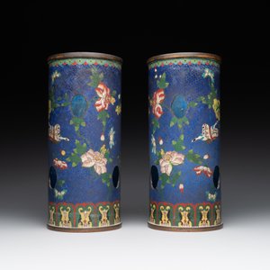 A pair of Chinese cloisonné hat stands, two brass figures and a bronze stand, 19/20th C. — photo 3