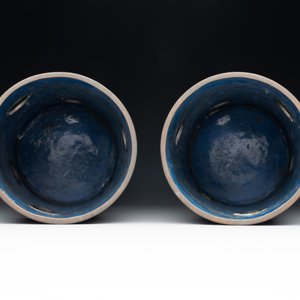 A pair of Chinese cloisonné hat stands, two brass figures and a bronze stand, 19/20th C. — photo 4