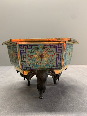 A pair of Chinese cloisonné 'lotus and elephant' jardinières, 18/19th C. — photo 3