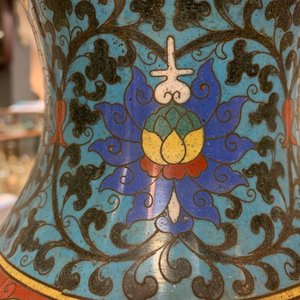 A pair of Chinese cloisonné 'lotus scroll' hu vases, 18th C. — 照片 11