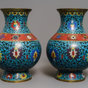 A pair of Chinese cloisonné 'lotus scroll' hu vases, 18th C. — 照片 2