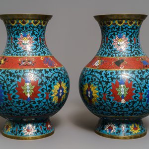 A pair of Chinese cloisonné 'lotus scroll' hu vases, 18th C. — 照片 3