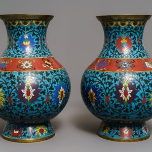 A pair of Chinese cloisonné 'lotus scroll' hu vases, 18th C. — 照片 4