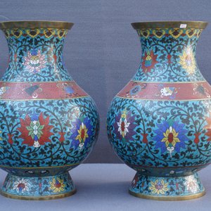 A pair of Chinese cloisonné 'lotus scroll' hu vases, 18th C. — 照片 7