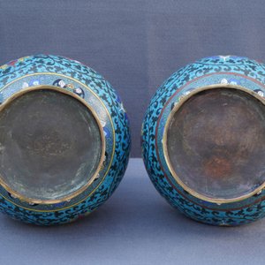 A pair of Chinese cloisonné 'lotus scroll' hu vases, 18th C. — 照片 9