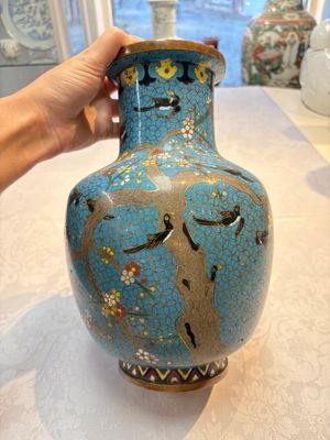 A pair of Chinese cloisonné 'Magpies' vases and a 'Lotus Scroll' plaque, 19th C. — foto 1