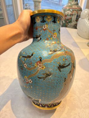 A pair of Chinese cloisonné 'Magpies' vases and a 'Lotus Scroll' plaque, 19th C. — foto 11