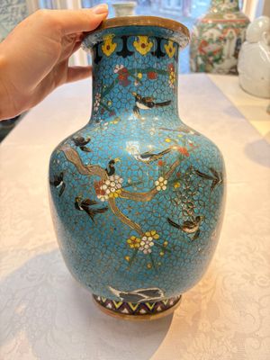 A pair of Chinese cloisonné 'Magpies' vases and a 'Lotus Scroll' plaque, 19th C. — foto 2