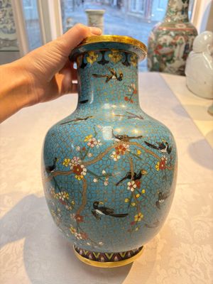 A pair of Chinese cloisonné 'Magpies' vases and a 'Lotus Scroll' plaque, 19th C. — foto 9