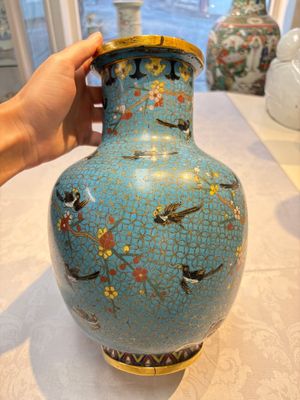 A pair of Chinese cloisonné 'Magpies' vases and a 'Lotus Scroll' plaque, 19th C. — foto 10
