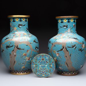 A pair of Chinese cloisonné 'Magpies' vases and a 'Lotus Scroll' plaque, 19th C. — foto 1