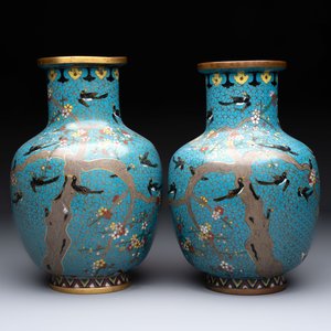 A pair of Chinese cloisonné 'Magpies' vases and a 'Lotus Scroll' plaque, 19th C. — foto 2