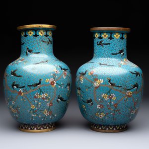 A pair of Chinese cloisonné 'Magpies' vases and a 'Lotus Scroll' plaque, 19th C. — foto 3
