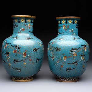 A pair of Chinese cloisonné 'Magpies' vases and a 'Lotus Scroll' plaque, 19th C. — foto 4