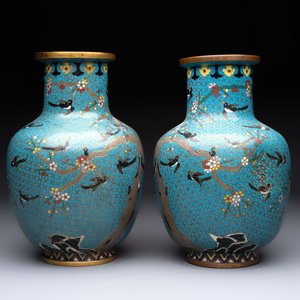 A pair of Chinese cloisonné 'Magpies' vases and a 'Lotus Scroll' plaque, 19th C. — foto 5