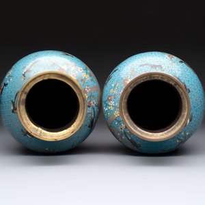 A pair of Chinese cloisonné 'Magpies' vases and a 'Lotus Scroll' plaque, 19th C. — foto 6