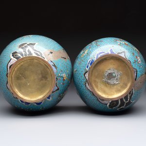 A pair of Chinese cloisonné 'Magpies' vases and a 'Lotus Scroll' plaque, 19th C. — foto 7