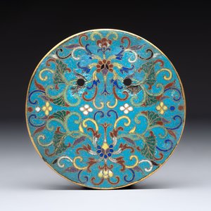 A pair of Chinese cloisonné 'Magpies' vases and a 'Lotus Scroll' plaque, 19th C. — foto 8