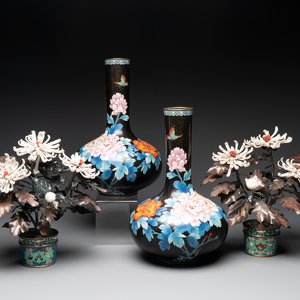 A pair of Chinese cloisonné 'peonies' vases and a pair of jardinières with precious stone chrysanthemums, 20th C. — foto 1
