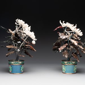 A pair of Chinese cloisonné 'peonies' vases and a pair of jardinières with precious stone chrysanthemums, 20th C. — foto 11