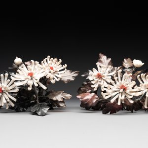 A pair of Chinese cloisonné 'peonies' vases and a pair of jardinières with precious stone chrysanthemums, 20th C. — foto 12